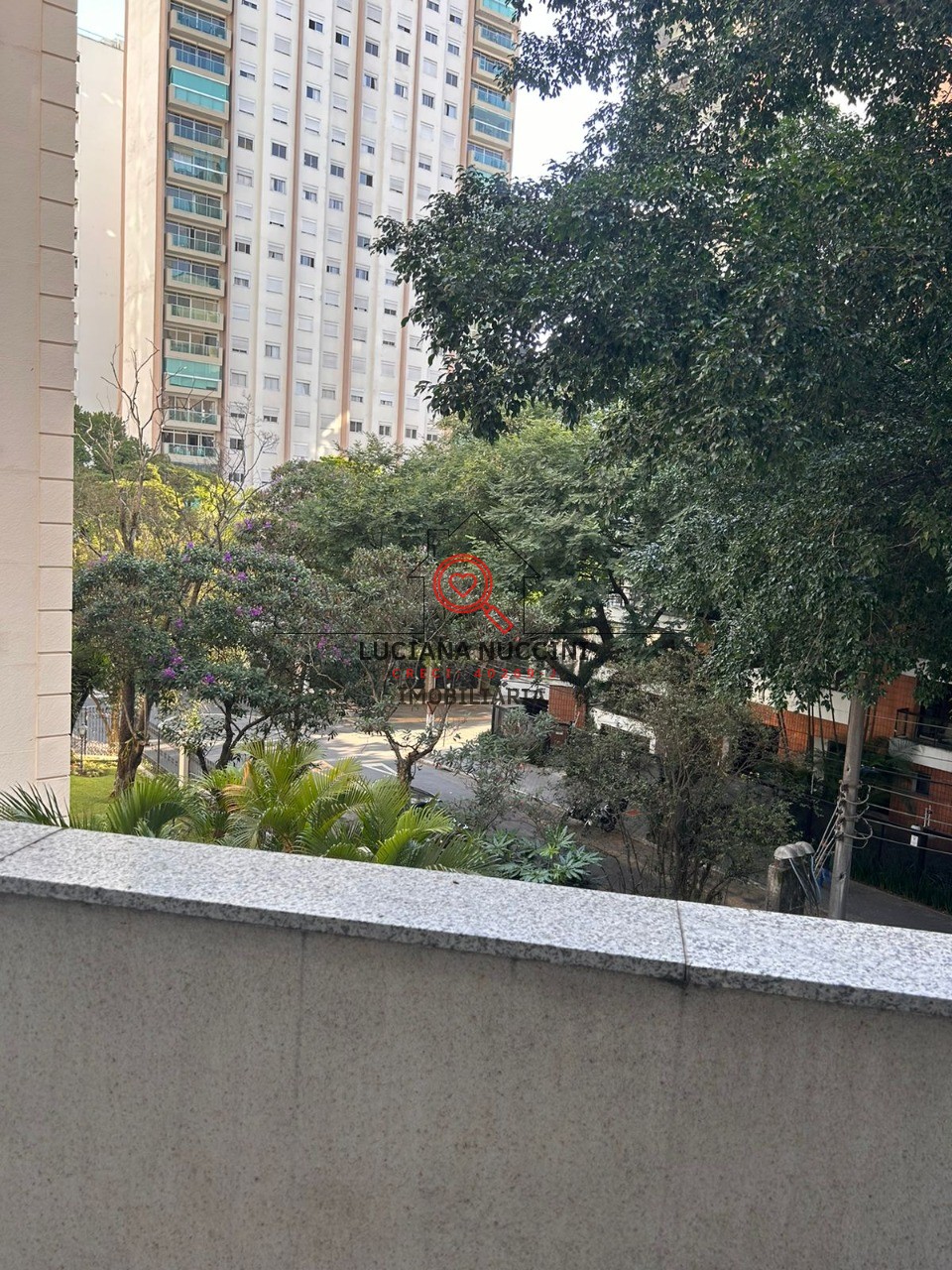 Apartamento de Luxo 220m², 3 Suítes, Lareira, Reformado"