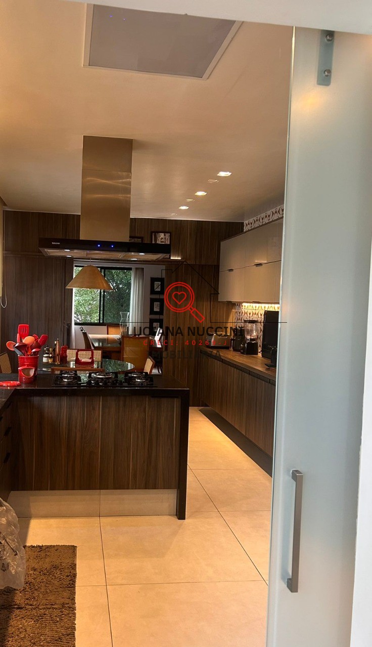 Apartamento de Luxo 220m², 3 Suítes, Lareira, Reformado"