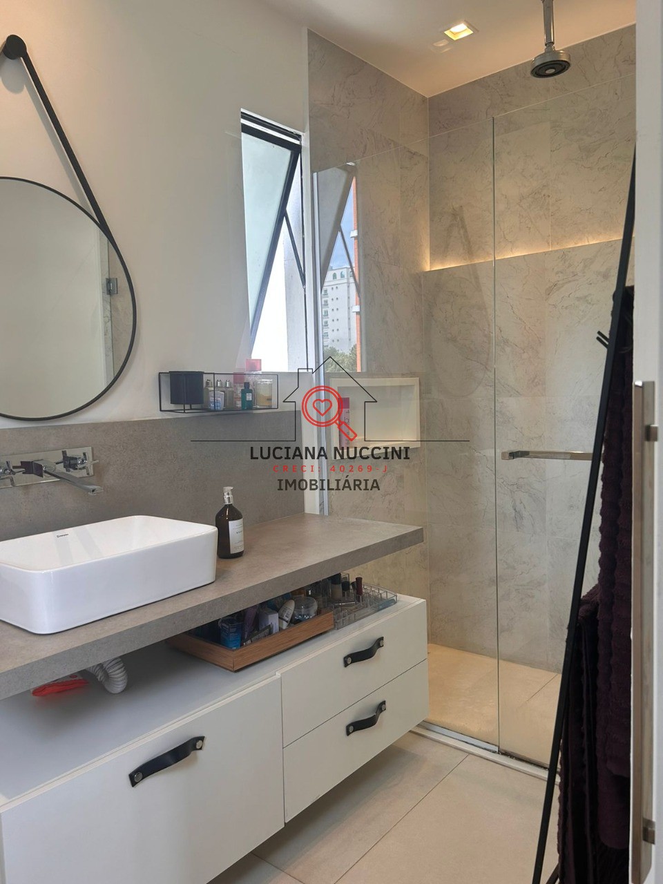 Apartamento de Luxo 220m², 3 Suítes, Lareira, Reformado"