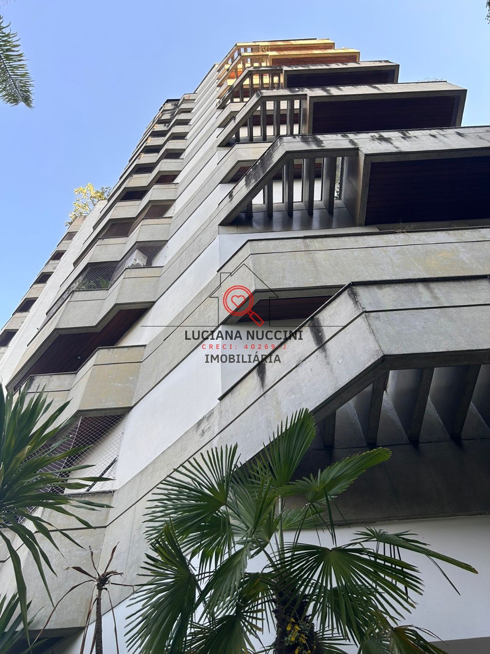 Apartamento de Luxo 220m², 3 Suítes, Lareira, Reformado"