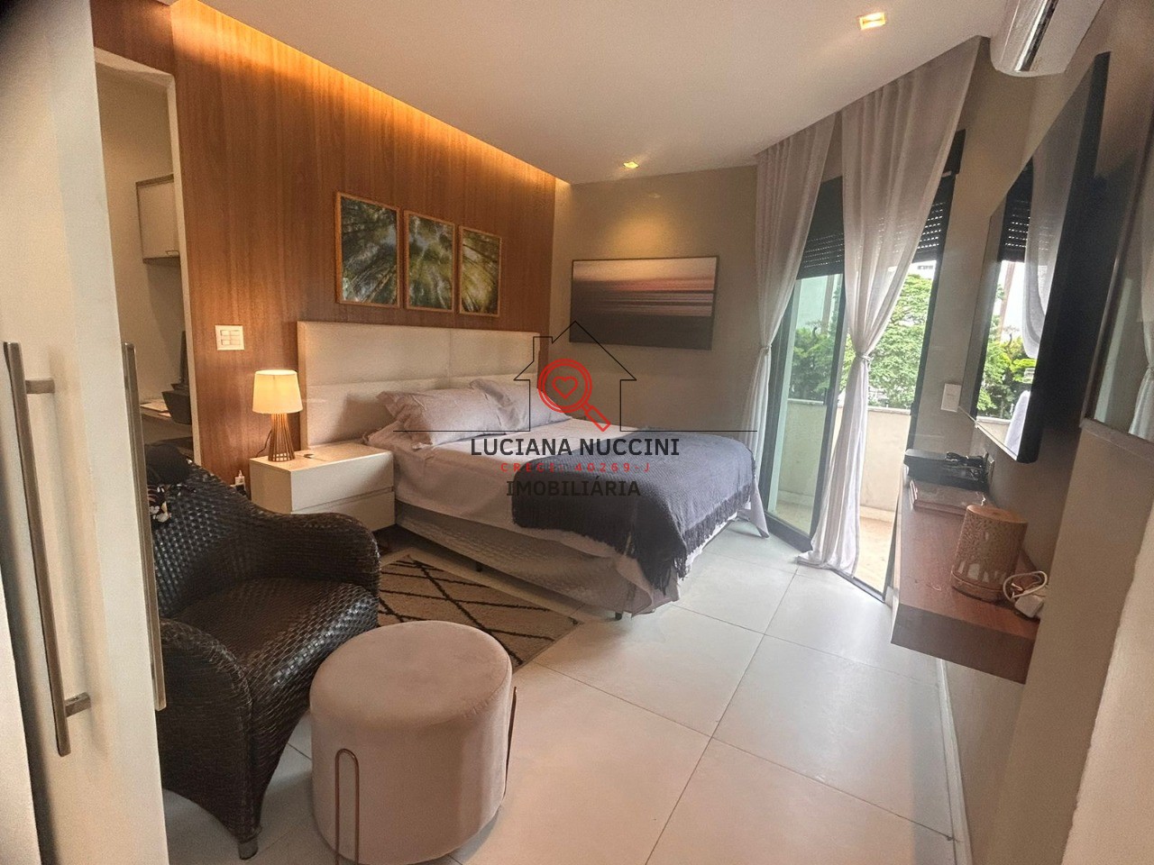 Apartamento de Luxo 220m², 3 Suítes, Lareira, Reformado"