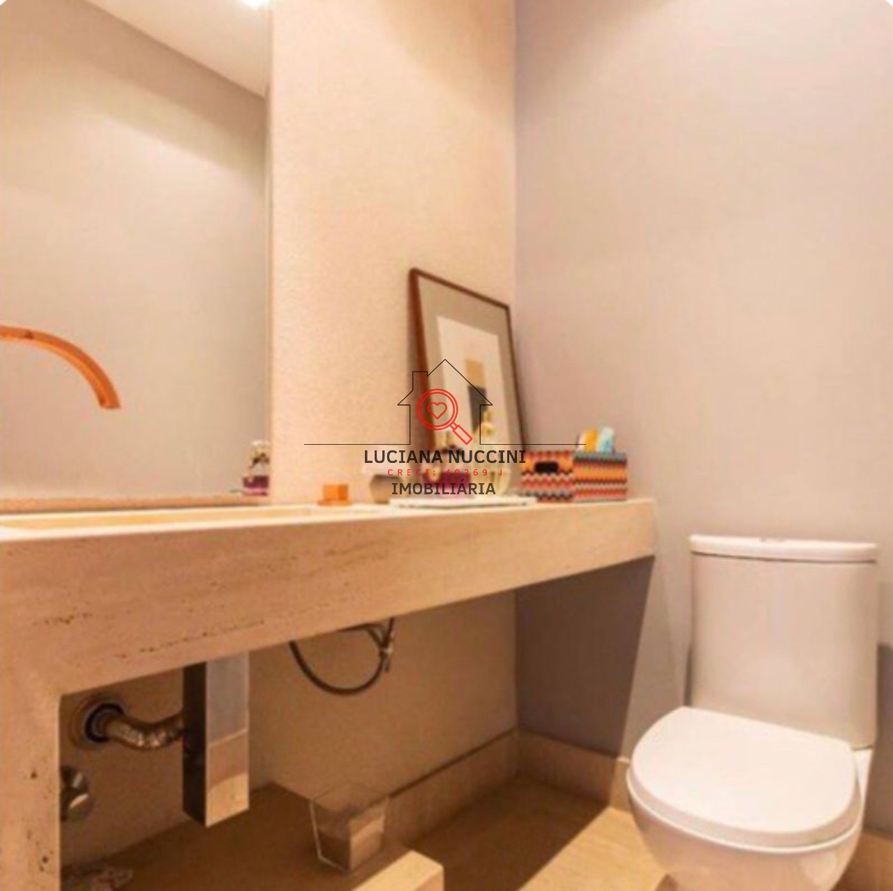 Apartamento de Luxo 220m², 3 Suítes, Lareira, Reformado"