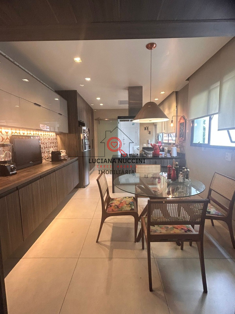 Apartamento de Luxo 220m², 3 Suítes, Lareira, Reformado"