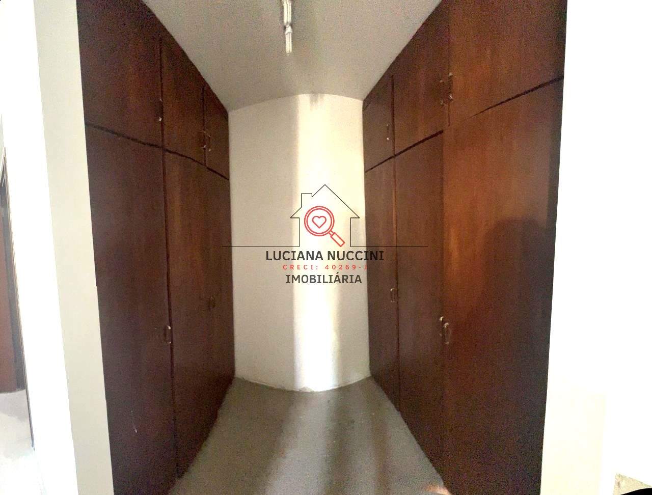 Belíssima casa de 4 dormitórios e 3 suítes para locação no j