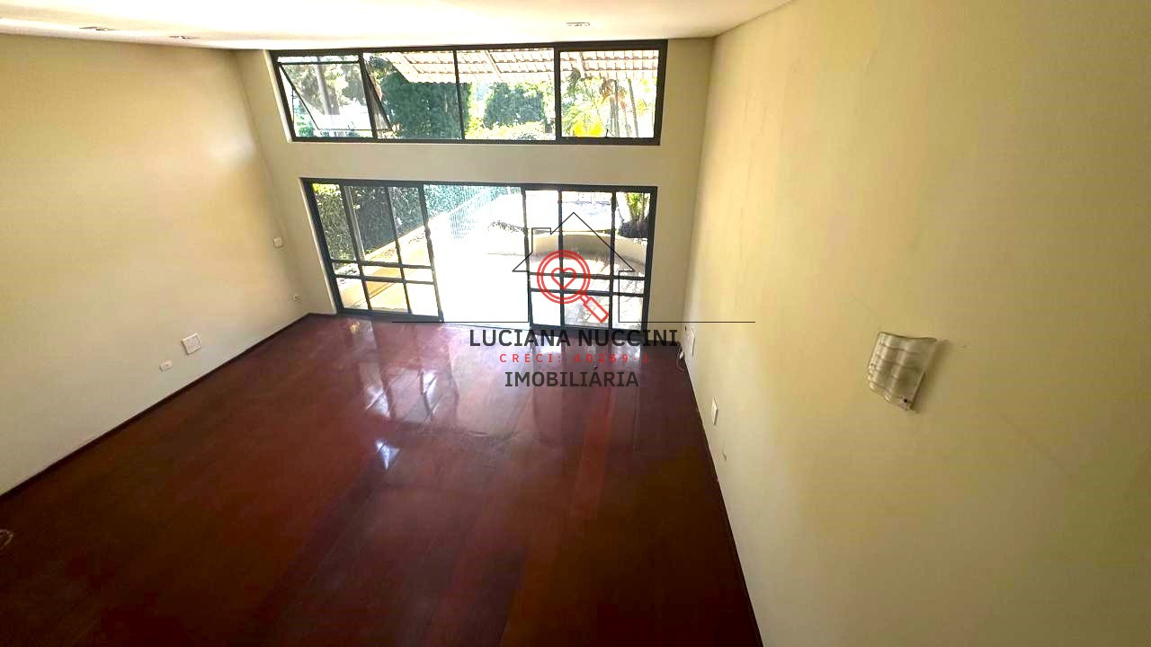 Belíssima casa de 4 dormitórios e 3 suítes para locação no j