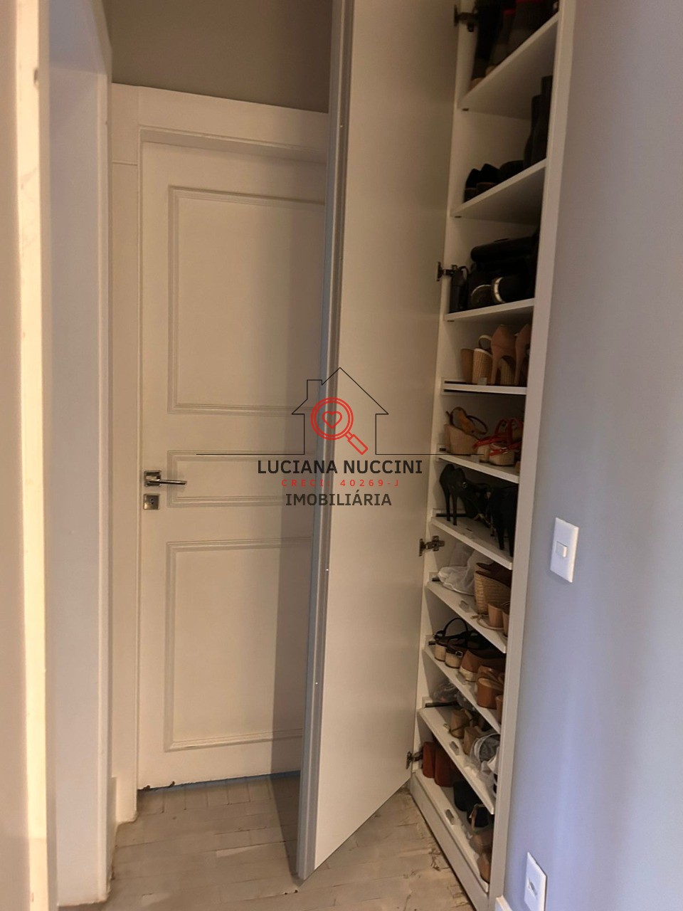 Apartamento de Luxo 220m², 3 Suítes, Lareira, Reformado"