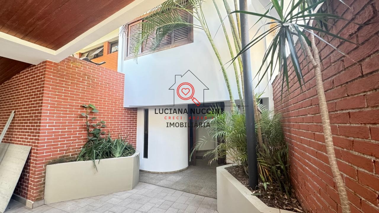 Belíssima casa de 4 dormitórios e 3 suítes para locação no j