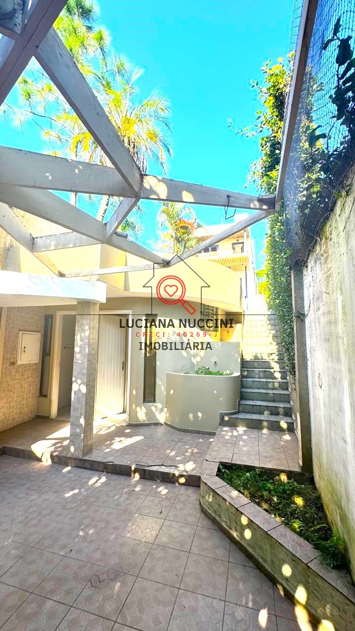 Belíssima casa de 4 dormitórios e 3 suítes para locação no j