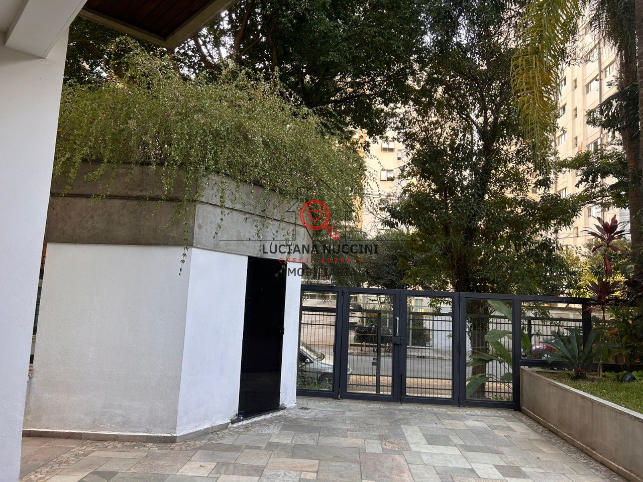 Apartamento de Luxo 220m², 3 Suítes, Lareira, Reformado"