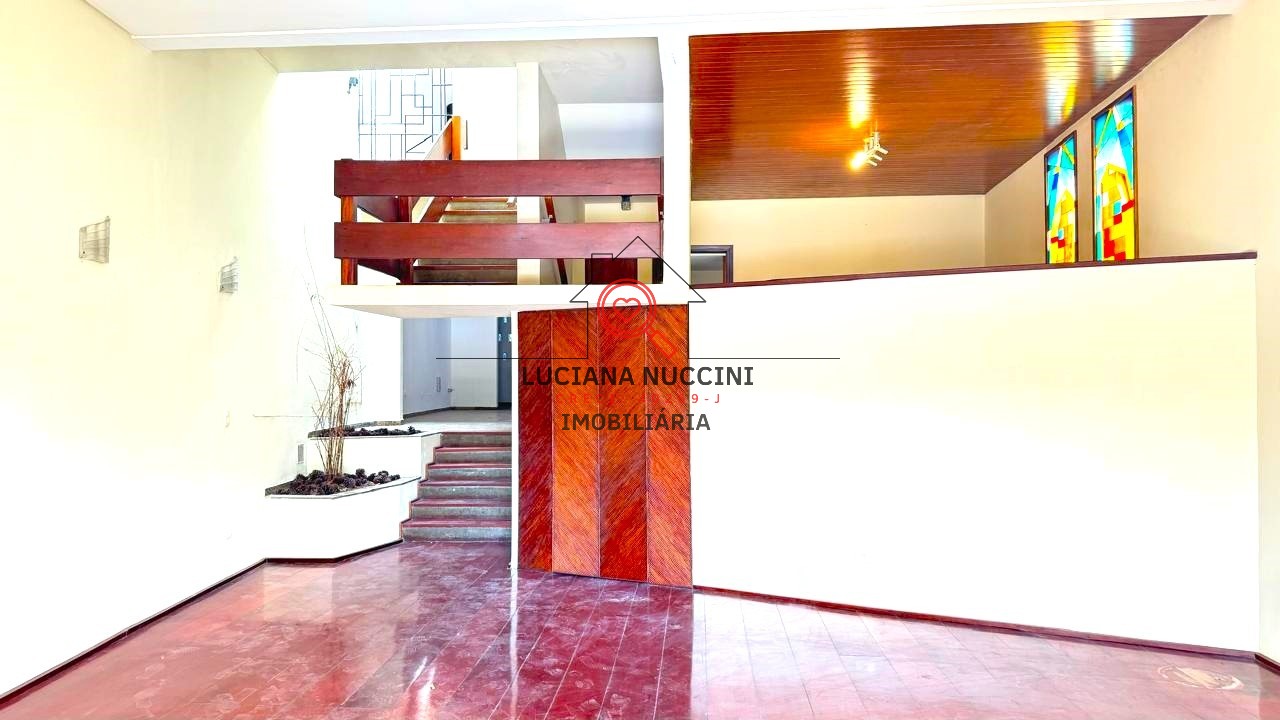 Belíssima casa de 4 dormitórios e 3 suítes para locação no j