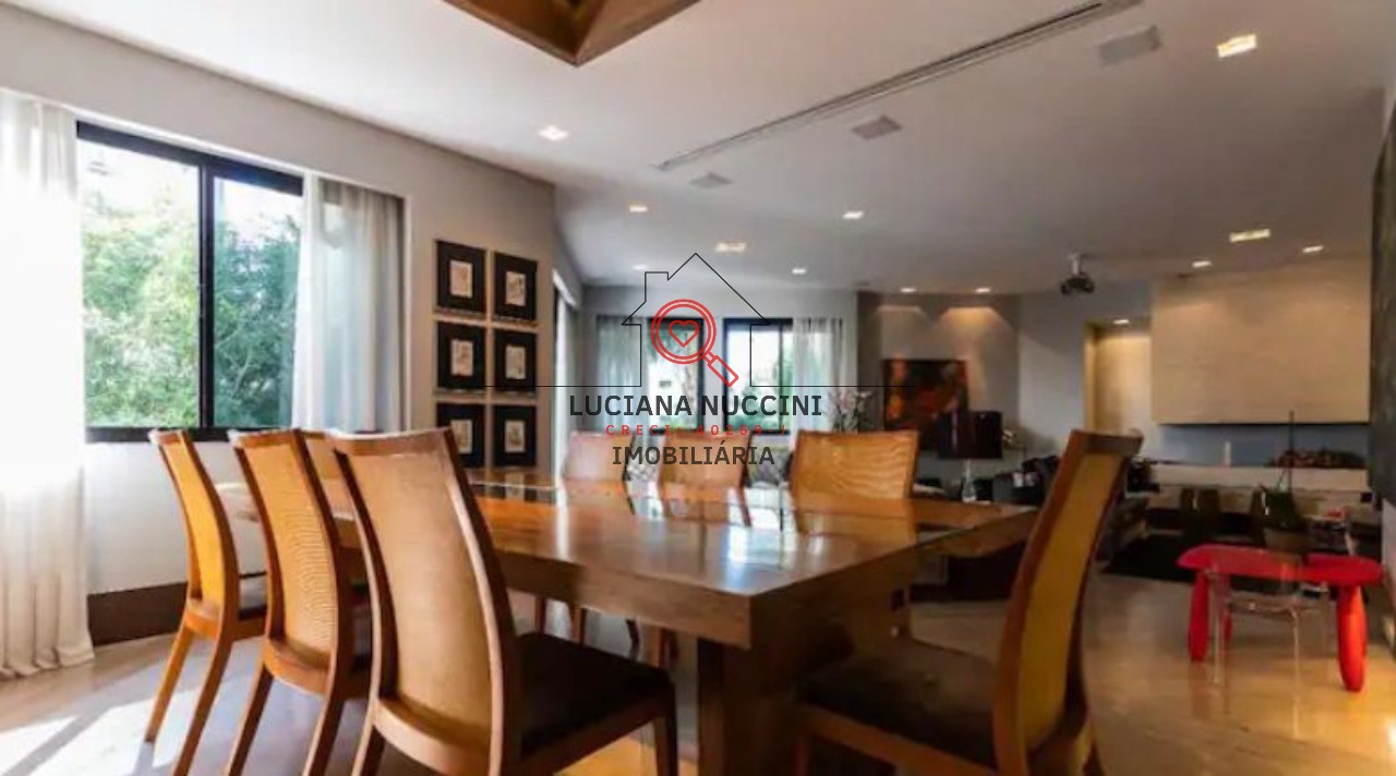 Apartamento de Luxo 220m², 3 Suítes, Lareira, Reformado"