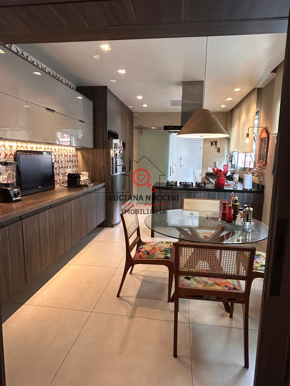 Apartamento de Luxo 220m², 3 Suítes, Lareira, Reformado"