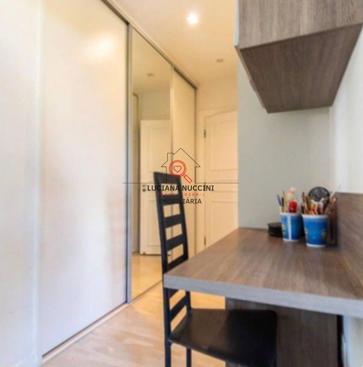 Apartamento de Luxo 220m², 3 Suítes, Lareira, Reformado"