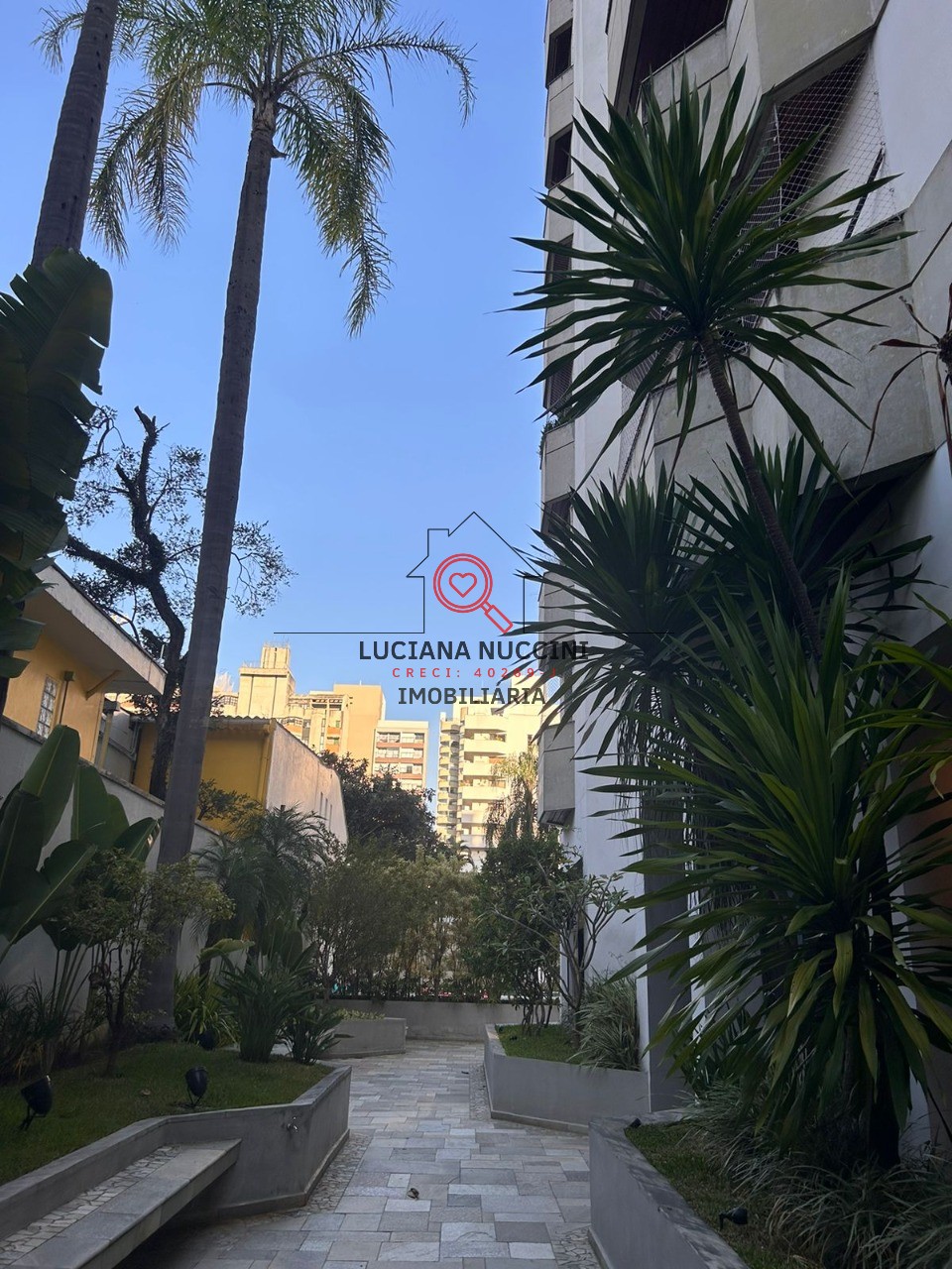 Apartamento de Luxo 220m², 3 Suítes, Lareira, Reformado"