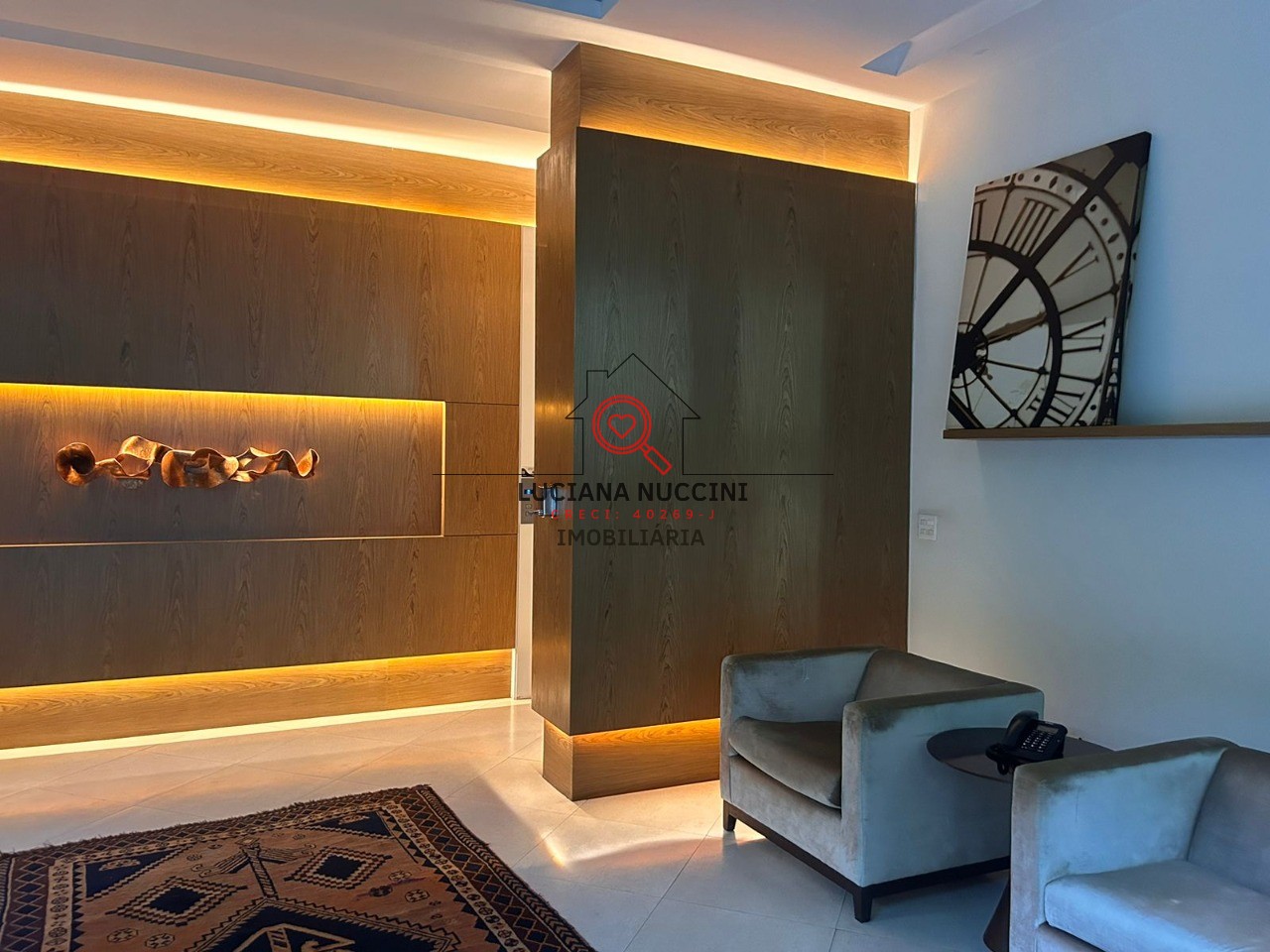 Apartamento de Luxo 220m², 3 Suítes, Lareira, Reformado"