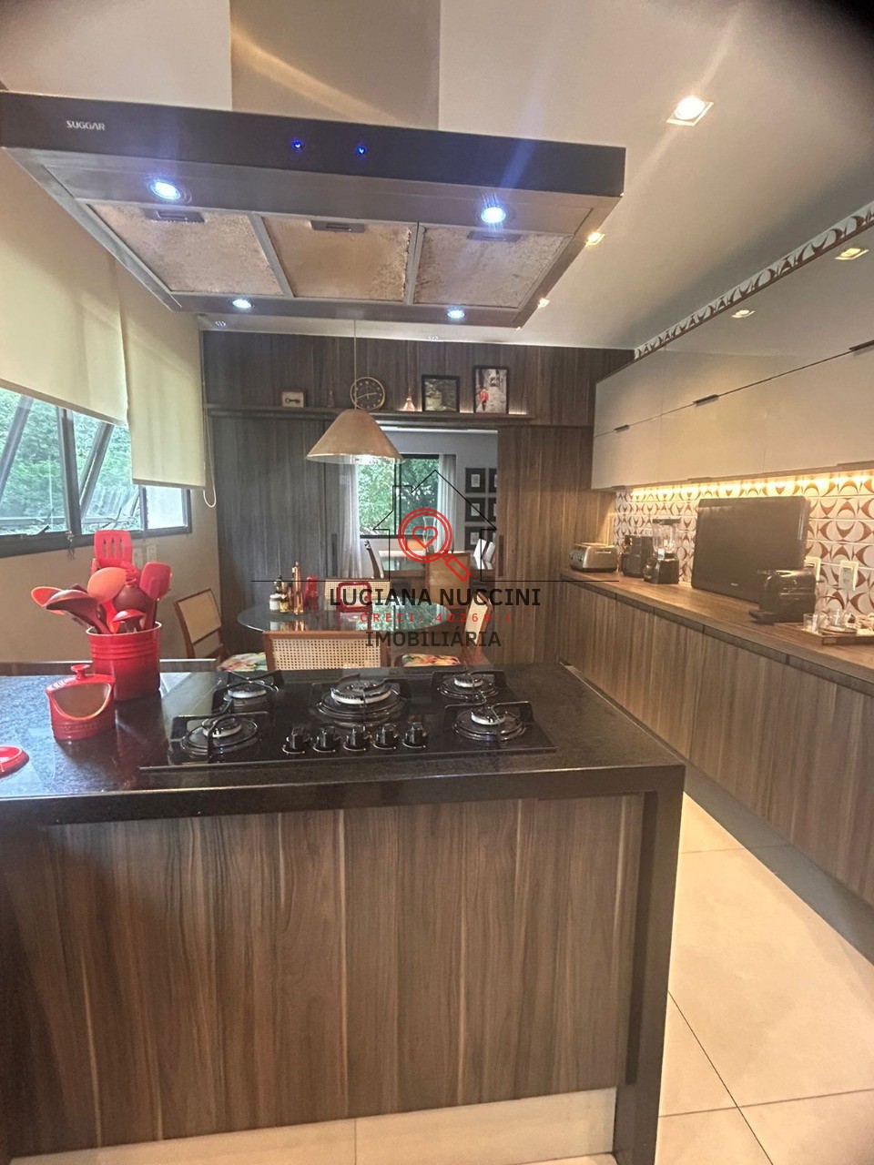 Apartamento de Luxo 220m², 3 Suítes, Lareira, Reformado"