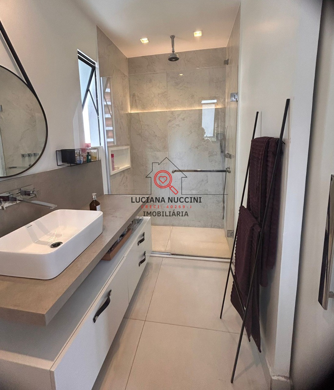 Apartamento de Luxo 220m², 3 Suítes, Lareira, Reformado"