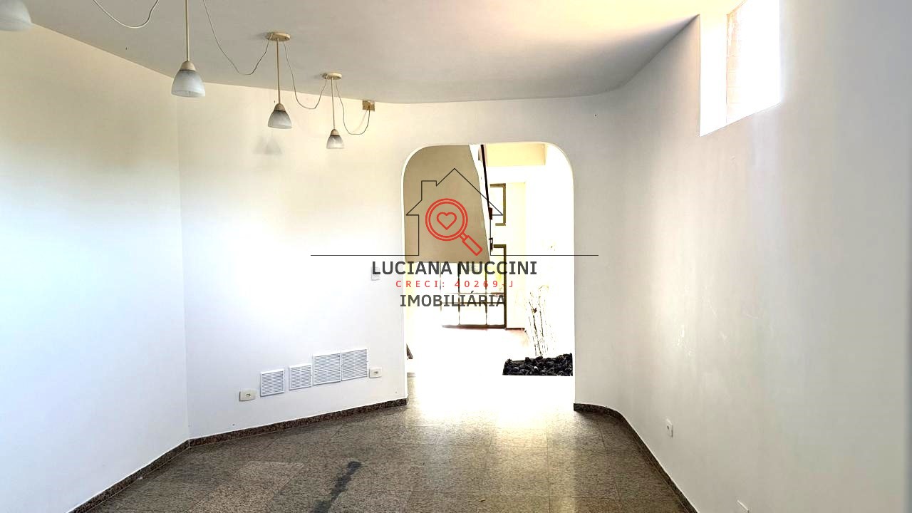 Belíssima casa de 4 dormitórios e 3 suítes para locação no j