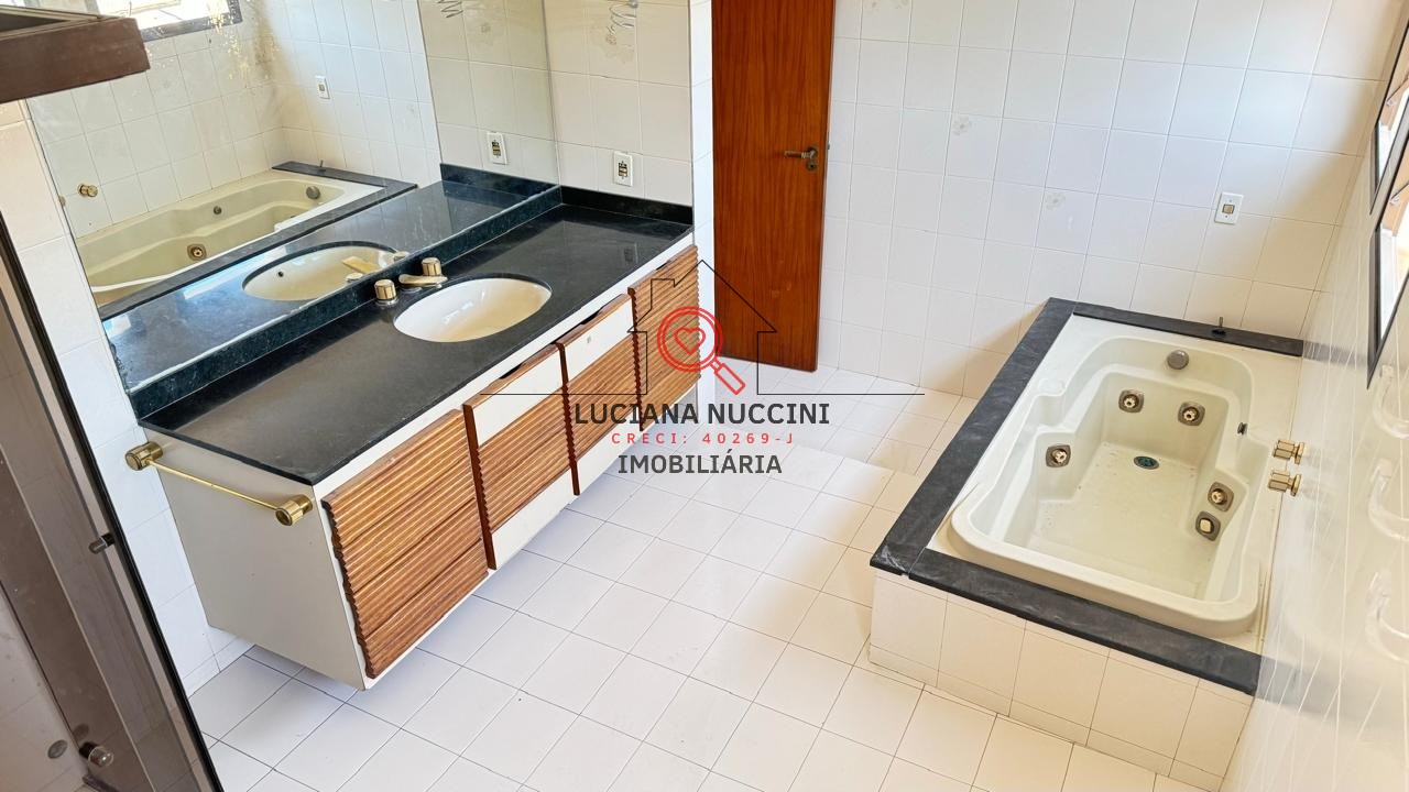 Belíssima casa de 4 dormitórios e 3 suítes para locação no Jardim Cordeiro