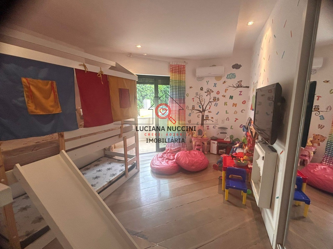 Apartamento de Luxo 220m², 3 Suítes, Lareira, Reformado"