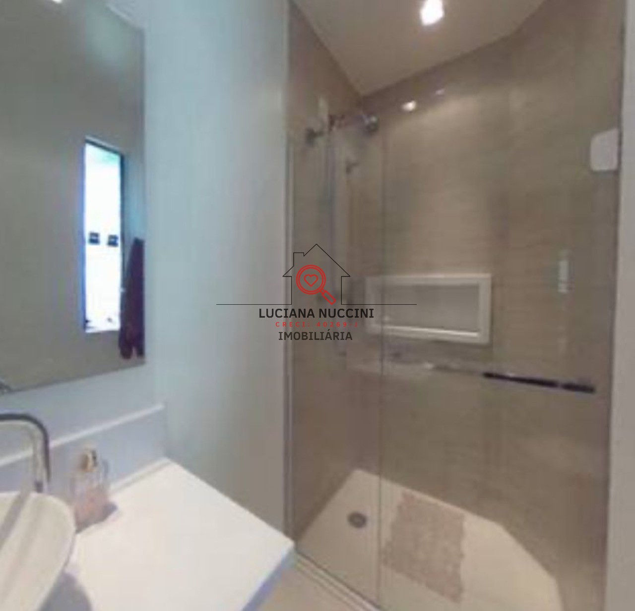 Apartamento de Luxo 220m², 3 Suítes, Lareira, Reformado"