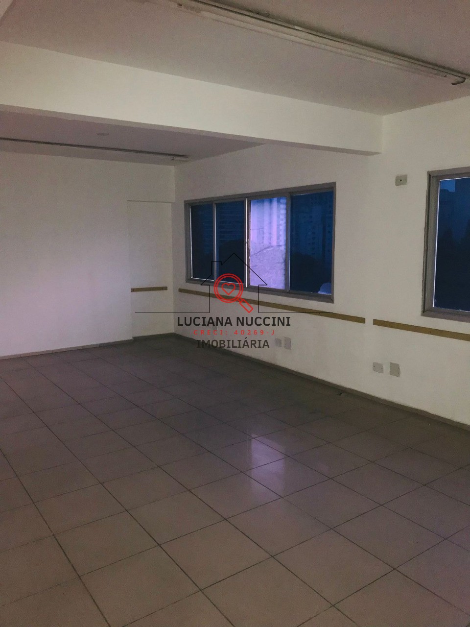 Conjunto Comercial para Locação na Liberdade em São Paulo-SP: 1 Sala, 278m² de Área!
