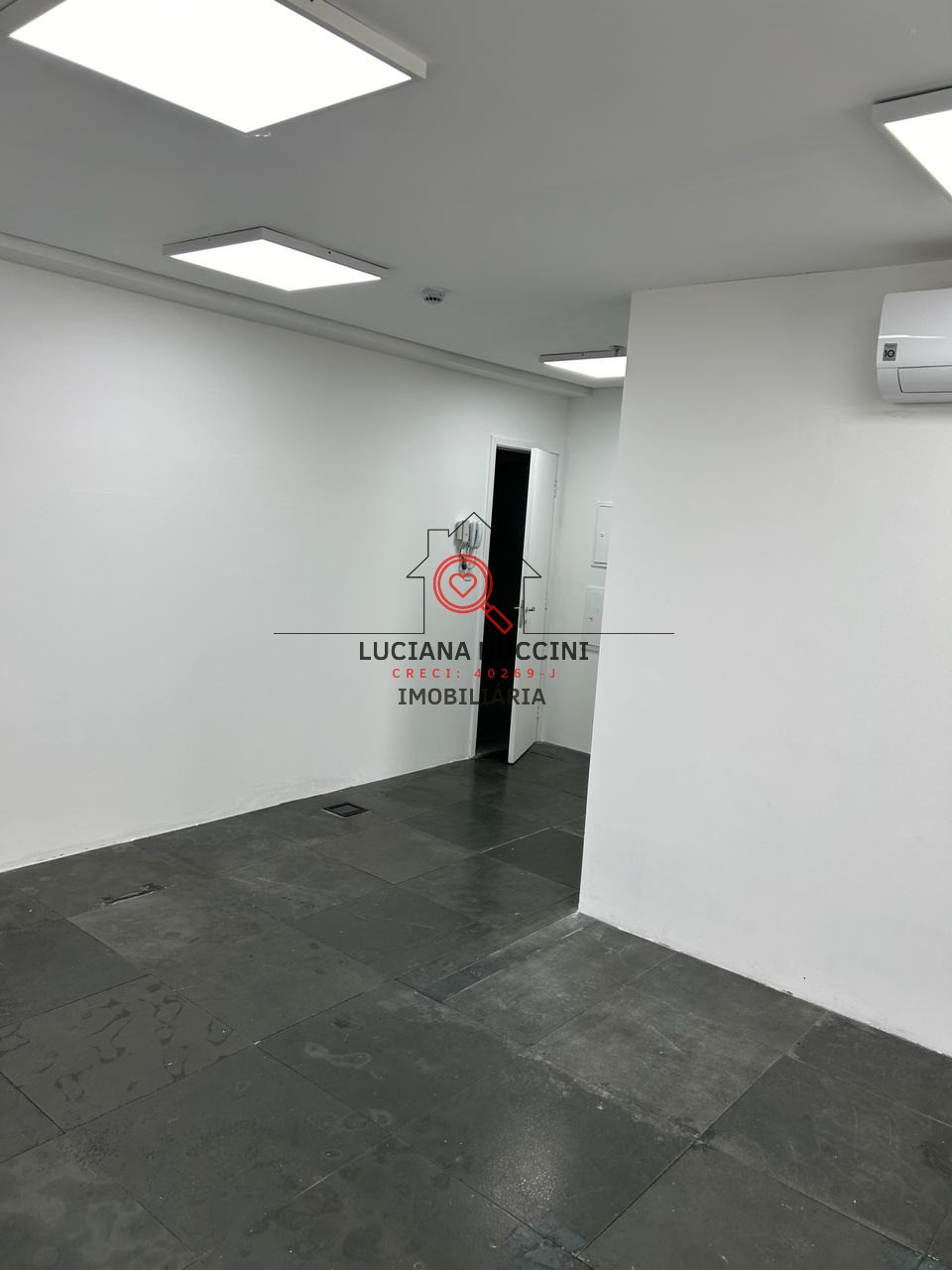 Conjunto Comercial de Alto Padrão para Locação em São Paulo-SP, Chácara Santo Antônio: 2 Vagas de Garagem e 65m² de Área.