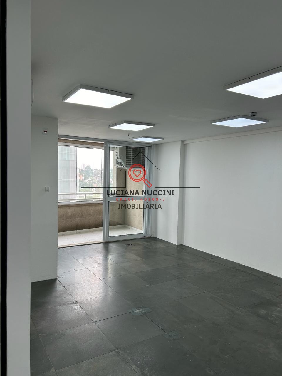 Conjunto Comercial de Alto Padrão para Locação em São Paulo-SP, Chácara Santo Antônio: 2 Vagas de Garagem e 65m² de Área.