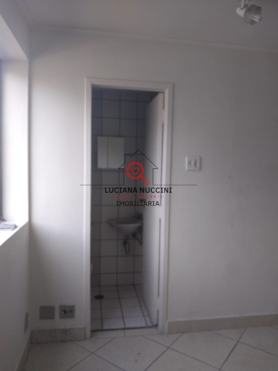 Conjunto comercial de alto padrão para locação na Vila Mariana, São Paulo-SP: 2 salas, 2 banheiros, 1 vaga, 30m²!