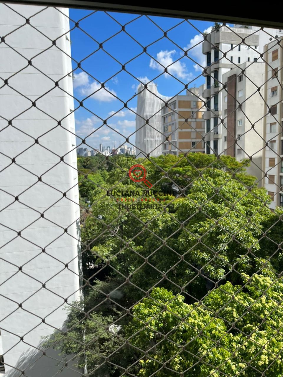 Apartamento para locação no Itaim Bibi em São Paulo-SP: 4 quartos, 1 suíte, 2 banheiros, 1 vaga de garagem, 148,80m² de área.