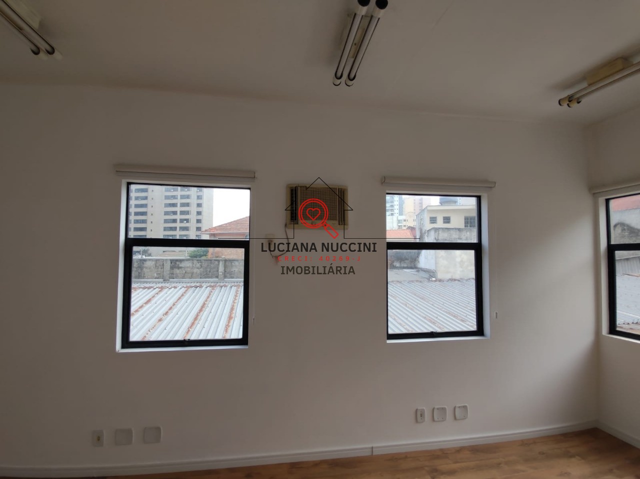Conjunto comercial de alto padrão na Vila Mariana, São Paulo-SP: 2 banheiros, 2 vagas de garagem, 48m². Alugue já!
