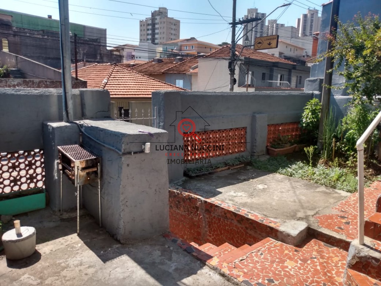Casa Humilde à Venda com Sala Ampla, 2 Dormitórios, 1 Banheiro e 1 Vaga de Carro - Próxima a Escolas e Praça