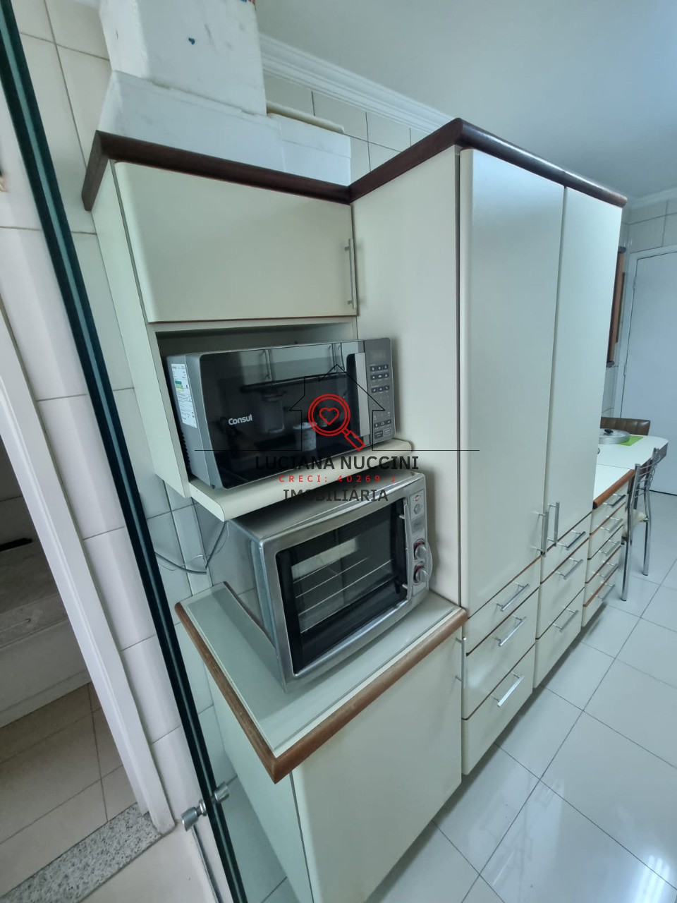 Apartamento para locação na Vila Nova Conceição, São Paulo-SP: 2 quartos, 2 salas, 1 banheiro, 2 vagas de garagem, 80m² de área.