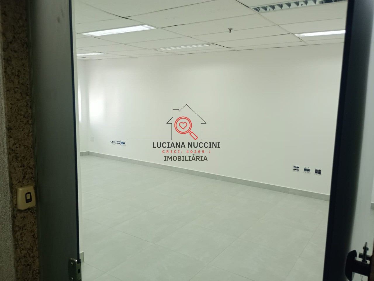Conjunto Comercial à Venda ou Locação em Moema-SP: 1 Sala, 1 Banheiro, 1 Vaga de Garagem e 81,88 m² de Área.