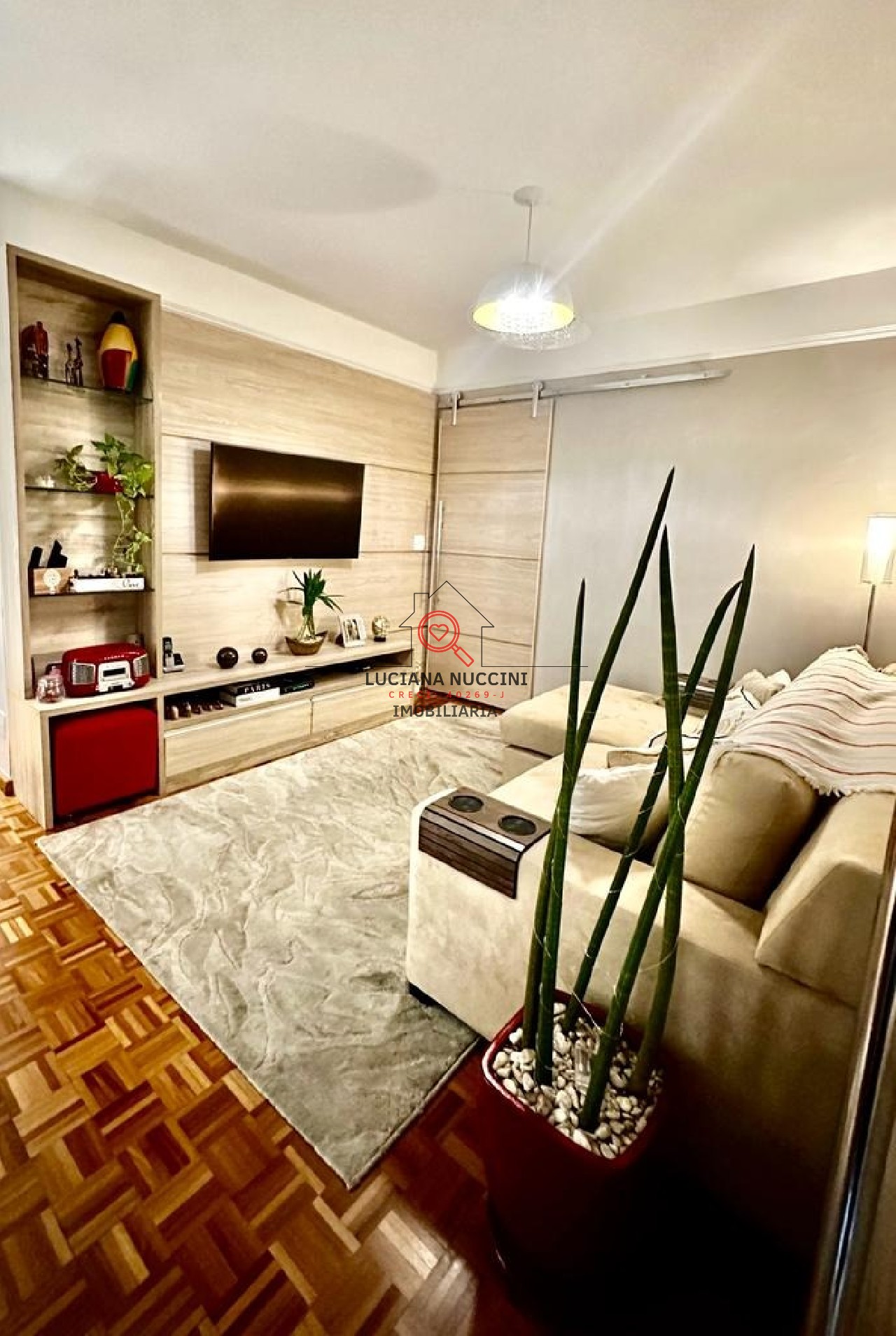 3 quartos, sendo 1 suíte e 1 adaptado para closet/escritório. Reformado recentemente, tudo está em perfeito estado.