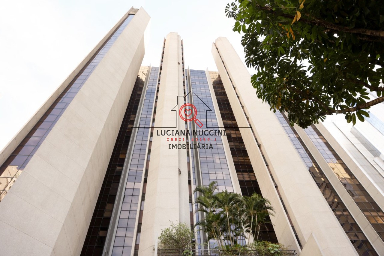 Conjunto comercial de luxo no Brooklin Paulista, São Paulo-SP: 5 salas, 8 banheiros, 17 vagas de garagem, 888m². Venda ou locação!