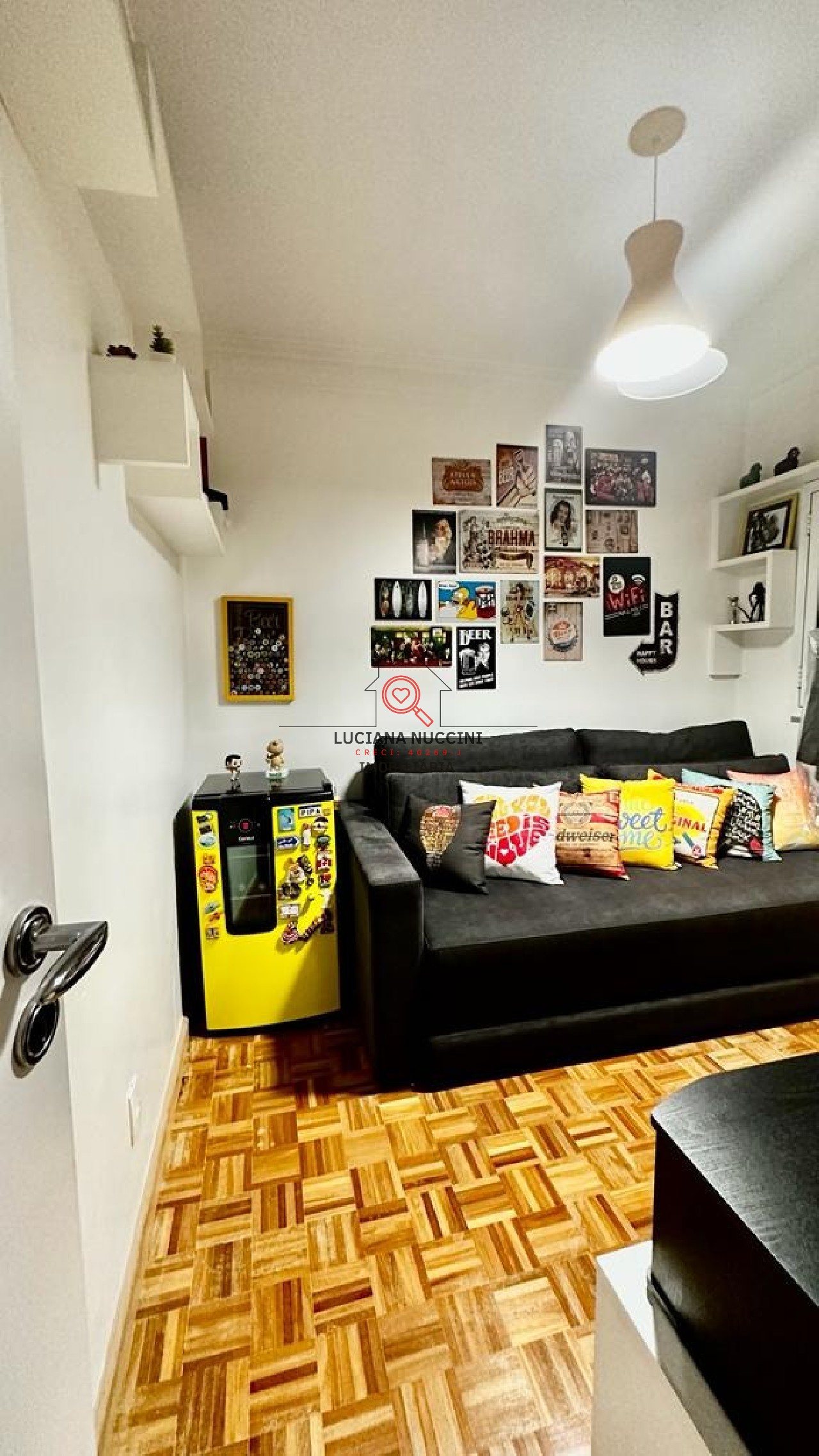 3 quartos, sendo 1 suíte e 1 adaptado para closet/escritório. Reformado recentemente, tudo está em perfeito estado.