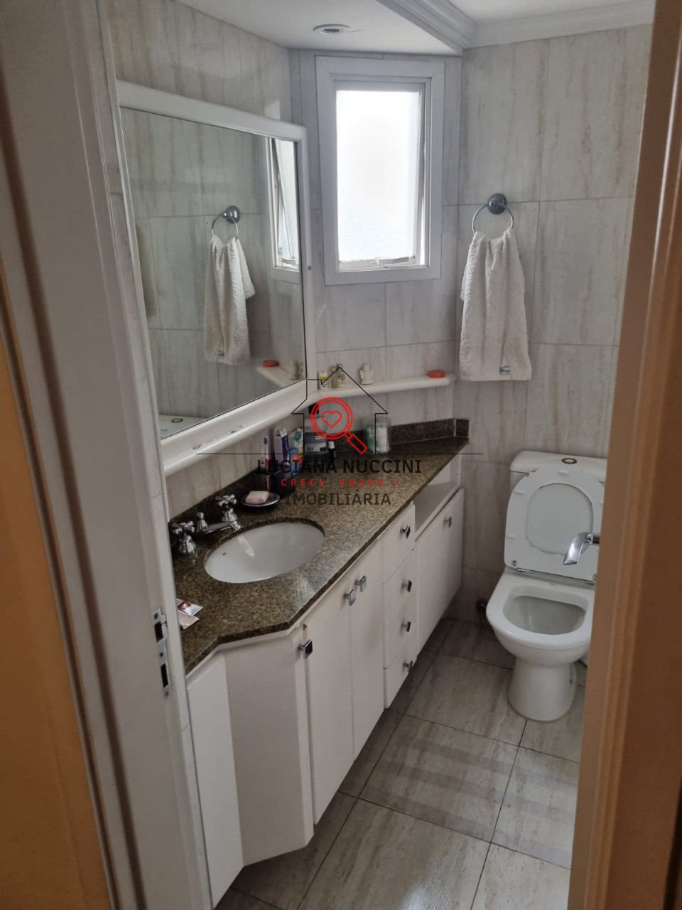 Apartamento para locação na Vila Nova Conceição, São Paulo-SP: 2 quartos, 2 salas, 1 banheiro, 2 vagas de garagem, 80m² de área.