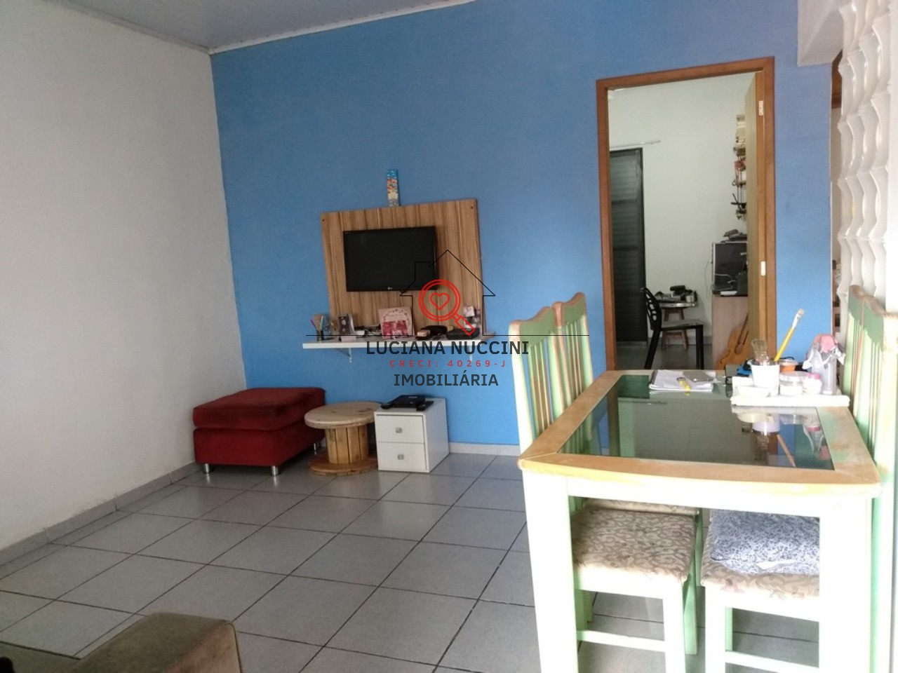 Casa Humilde à Venda com Sala Ampla, 2 Dormitórios, 1 Banheiro e 1 Vaga de Carro - Próxima a Escolas e Praça