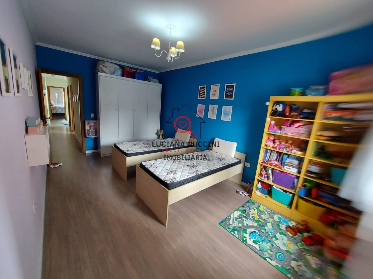 "Sobrado Espaçoso com 3 Quartos, Suíte com Hidromassagem, Cozinha Planejada e 4 Vagas de Carro: Luxo e Conforto em um Só Lugar
