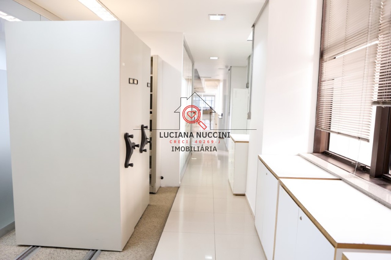 Conjunto comercial de luxo no Brooklin Paulista, São Paulo-SP: 5 salas, 8 banheiros, 17 vagas de garagem, 888m². Venda ou locação!