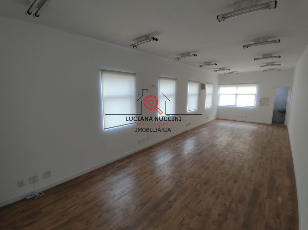 Conjunto comercial de alto padrão na Vila Mariana, São Paulo-SP: 2 banheiros, 2 vagas de garagem, 48m². Alugue já!