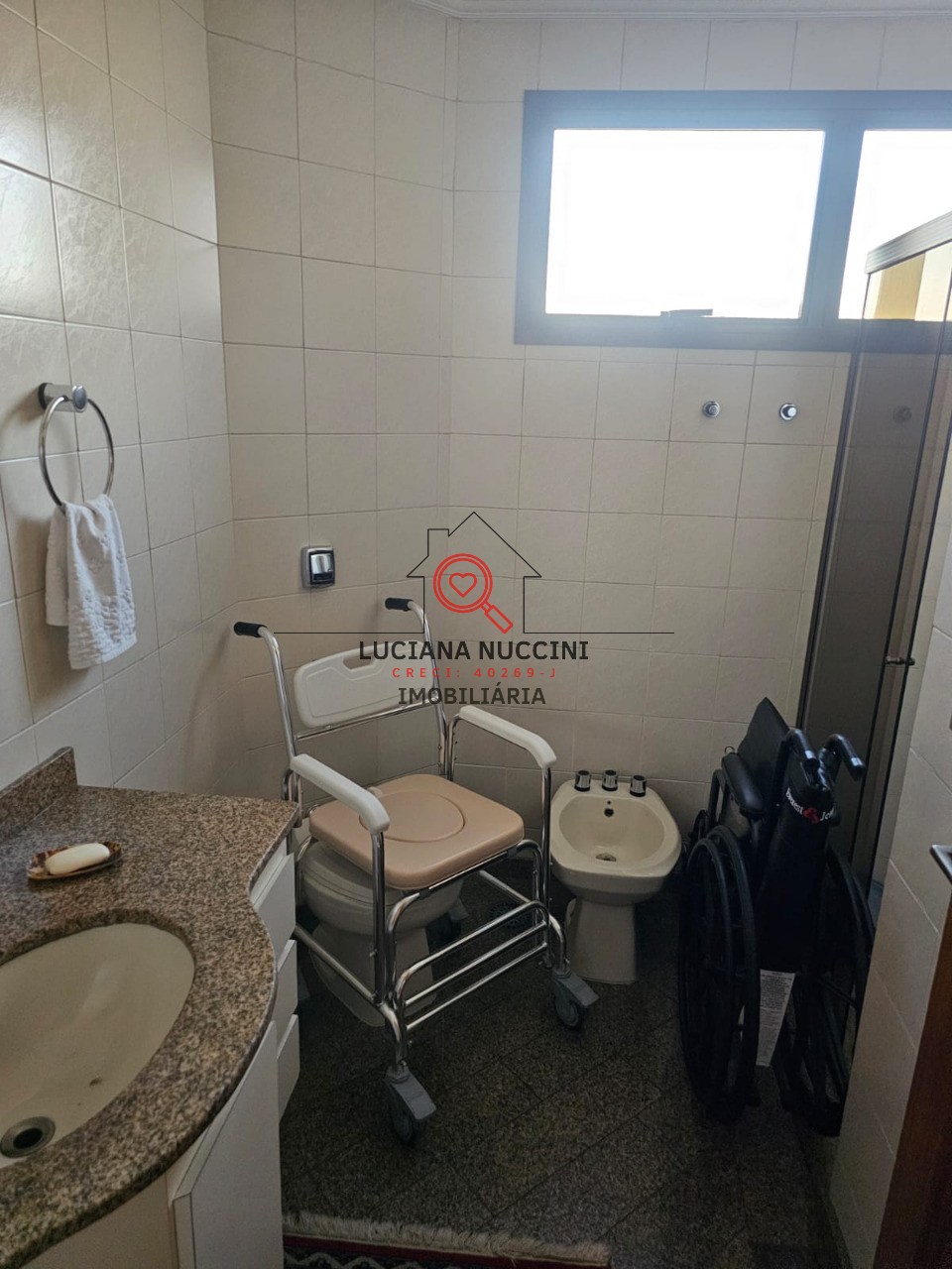 Apartamento à venda em Indianópolis, São Paulo-SP: 4 vagas de garagem e 200m² de área.
