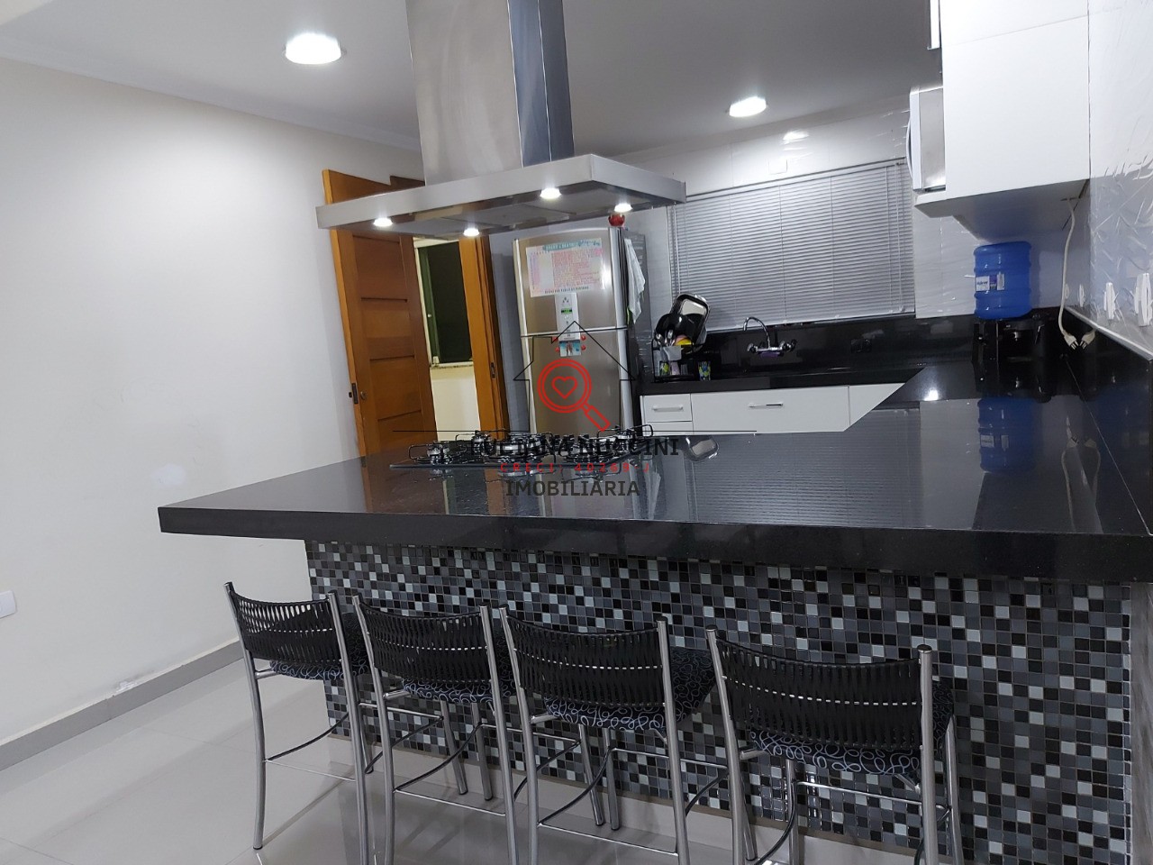 "Sobrado Espaçoso com 3 Quartos, Suíte com Hidromassagem, Cozinha Planejada e 4 Vagas de Carro: Luxo e Conforto em um Só Lugar