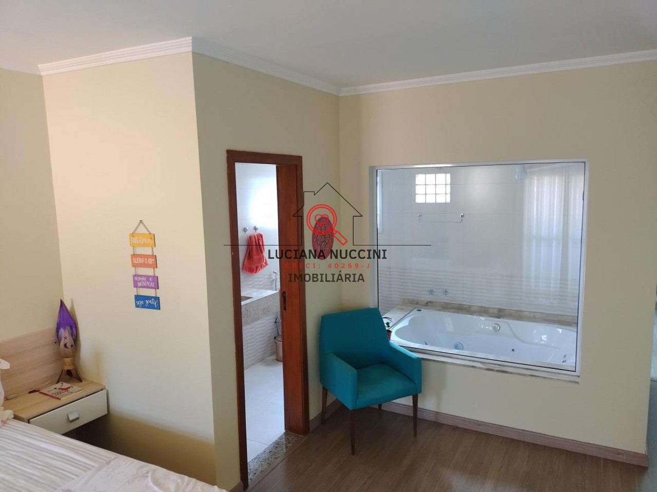 "Sobrado Espaçoso com 3 Quartos, Suíte com Hidromassagem, Cozinha Planejada e 4 Vagas de Carro: Luxo e Conforto em um Só Lugar