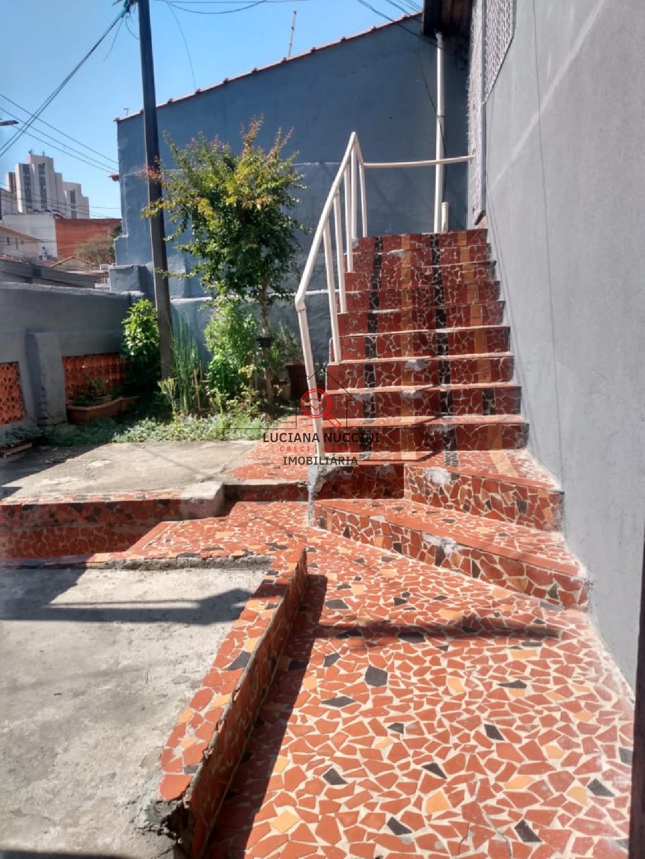 Casa Humilde à Venda com Sala Ampla, 2 Dormitórios, 1 Banheiro e 1 Vaga de Carro - Próxima a Escolas e Praça