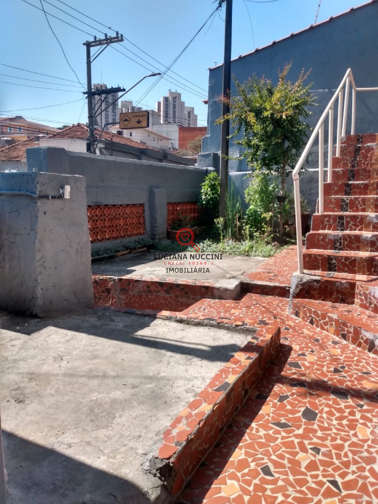 Casa Humilde à Venda com Sala Ampla, 2 Dormitórios, 1 Banheiro e 1 Vaga de Carro - Próxima a Escolas e Praça