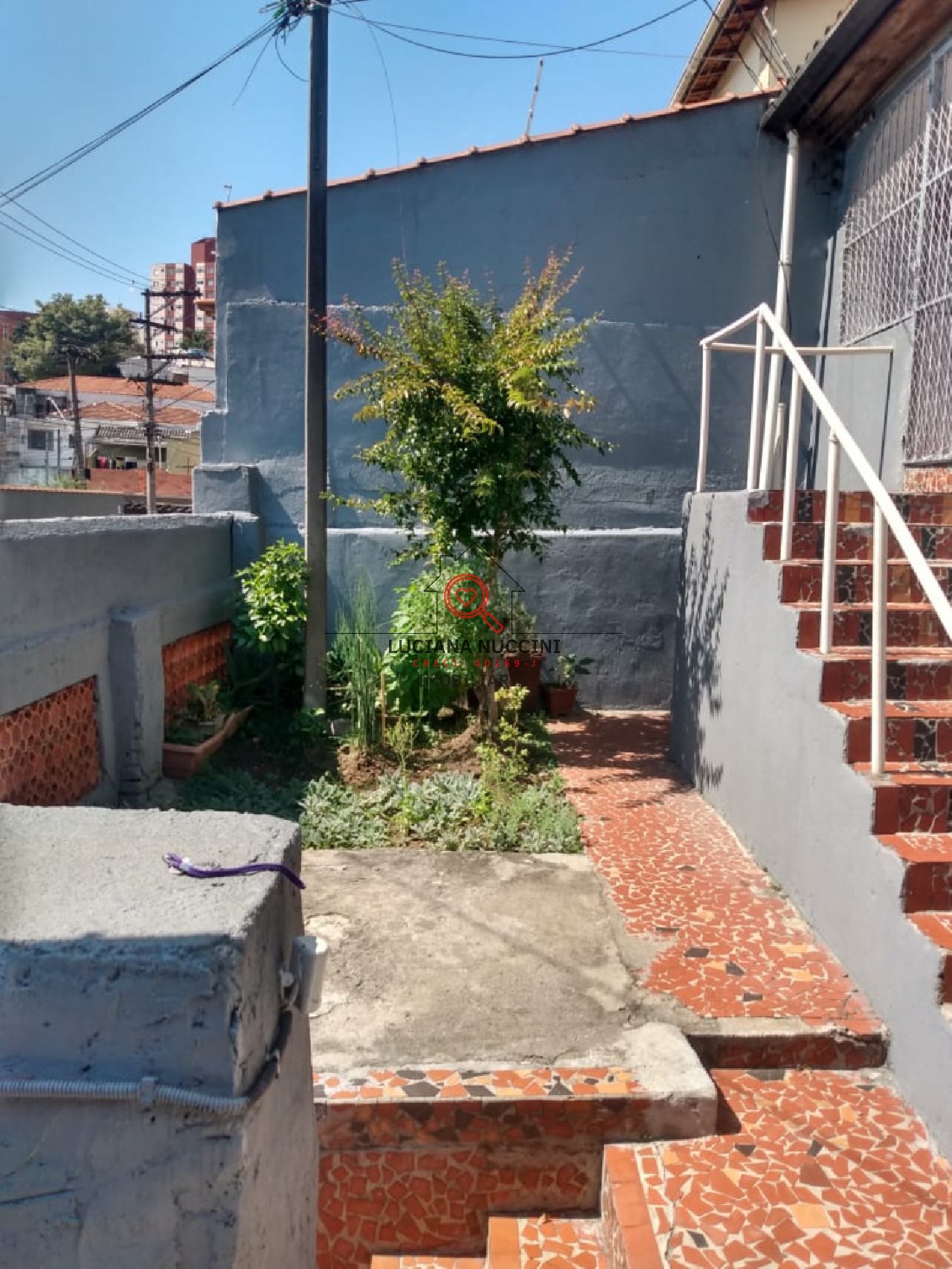 Casa Humilde à Venda com Sala Ampla, 2 Dormitórios, 1 Banheiro e 1 Vaga de Carro - Próxima a Escolas e Praça
