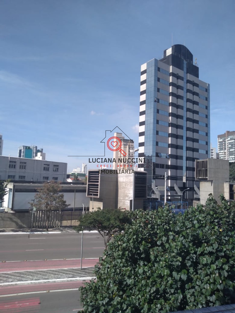 Conjunto Comercial para Locação na Vila Mariana, São Paulo-SP: 2 Salas, 2 Banheiros, 1 Vaga de Garagem, 30m² de Área.