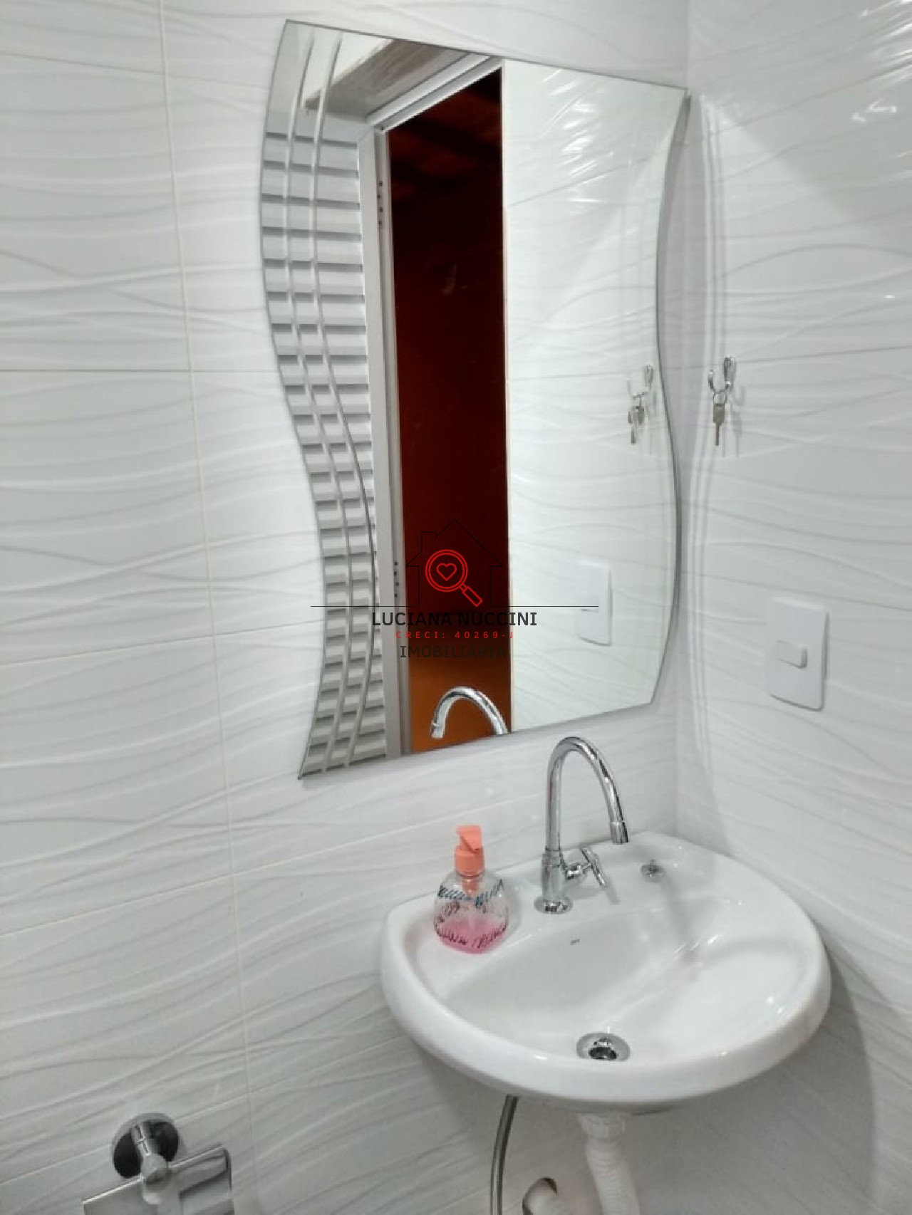 "Sobrado Espaçoso com 3 Quartos, Suíte com Hidromassagem, Cozinha Planejada e 4 Vagas de Carro: Luxo e Conforto em um Só Lugar